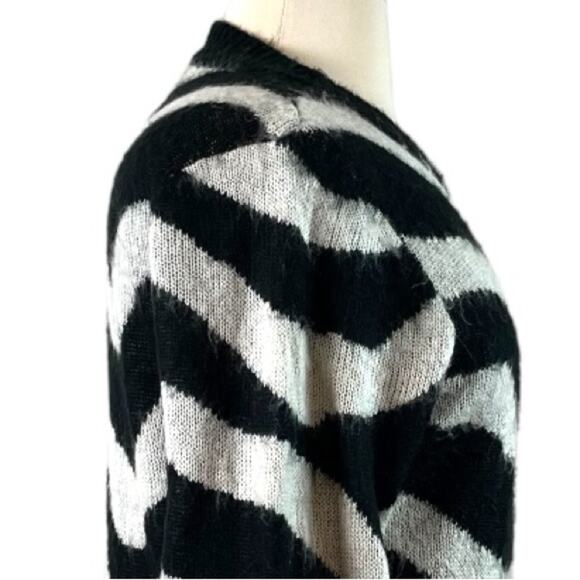 Who What Wear Sweater Crew Neck Fuzzy Zebra Black Gray Women’s Size XL - Picture 8 of 12
